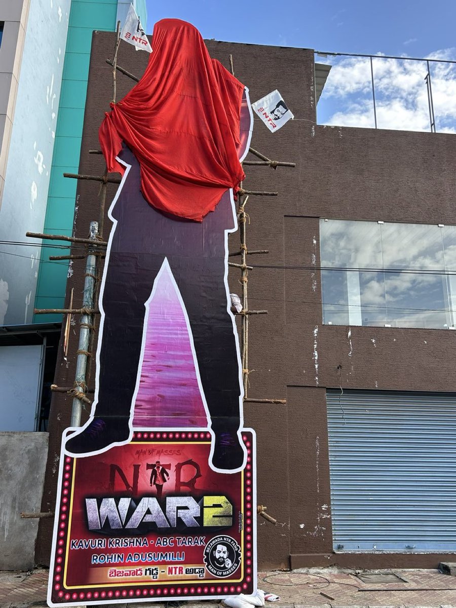 SugunIsm_9999's tweet image. Bezawada gadda NTR Adda 🔥🤙
#War2 @tarak9999 cutout opening celebrations today 🤩🎉.
Jai NTR ✊