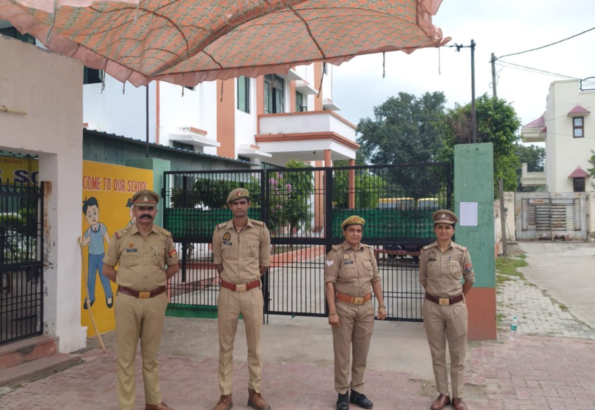 agrapolice's tweet image. उत्तर प्रदेश लोक सेवा आयोग द्वारा आयोजित समीक्षा अधिकारी/सहायक समीक्षा अधिकारी परीक्षा के सकुशल एवं शांतिपूर्ण सम्पन्न कराए जाने हेतु, पुलिस आयुक्त, आगरा @DeepakKumarIPS2
के निर्देशन में थाना प्रभारियों द्वारा भ्रमणशील रहकर अपने-अपने थाना क्षेत्रों में स्थित परीक्षा केंद्रों का…