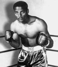 20thCentBoxIMM's tweet image. In a big heavyweight matchup at Madison Square Garden on July 27, 1963, Ernie Terrell (gloves up) wins a 10-round unanimous decision over Zora Folley.
Five days earlier Heavyweight Champion Sonny Liston had again semolished Floyd Patterson in one round and both Folley and…