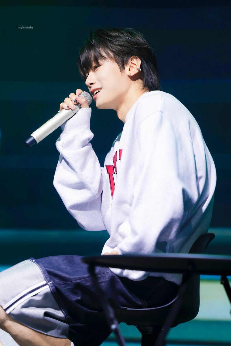cooluv00's tweet image. 이 사진 우민이 진짜 예쁘게 생겼다