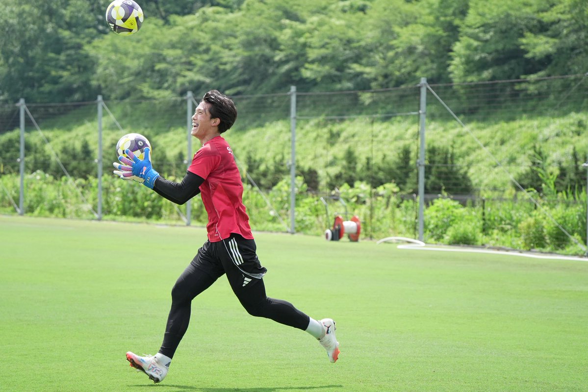 FcMachidaZelvia's tweet image. 🔹𝑻𝑹𝑨𝑰𝑵𝑰𝑵𝑮 𝑷𝑯𝑶𝑻𝑶🔹
5日間のオフが明け、天皇杯 #京都サンガFC 戦に向けてトレーニングが始まりました☀️🔥
暑い中、ファンサービスに来ていただいたファン・サポーターの皆さまありがとうございました💙
#FC町田ゼルビア #zelvia