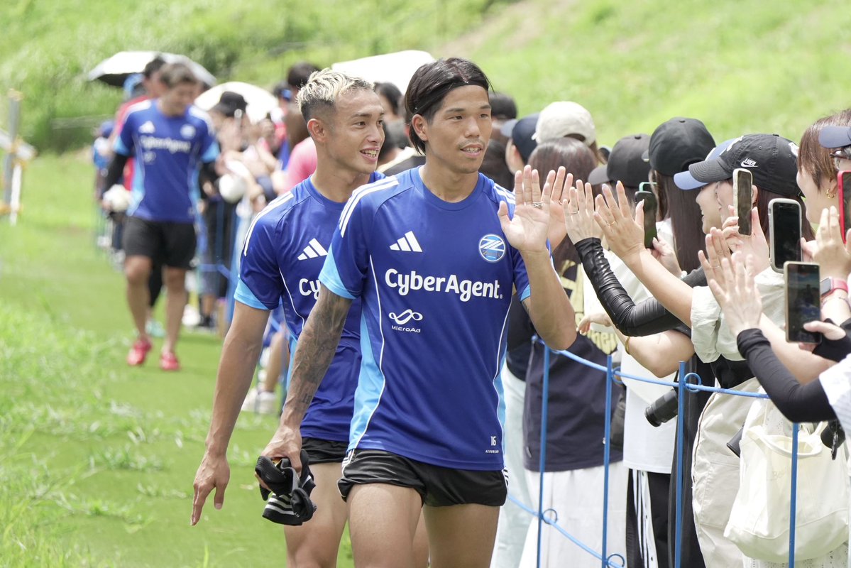 FcMachidaZelvia's tweet image. 🔹𝑻𝑹𝑨𝑰𝑵𝑰𝑵𝑮 𝑷𝑯𝑶𝑻𝑶🔹
5日間のオフが明け、天皇杯 #京都サンガFC 戦に向けてトレーニングが始まりました☀️🔥
暑い中、ファンサービスに来ていただいたファン・サポーターの皆さまありがとうございました💙
#FC町田ゼルビア #zelvia