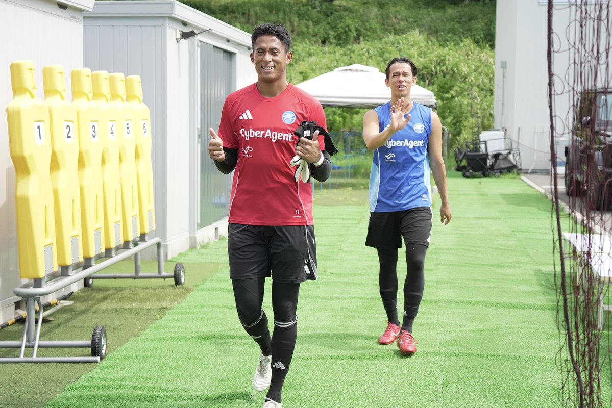 FcMachidaZelvia's tweet image. 🔹𝑻𝑹𝑨𝑰𝑵𝑰𝑵𝑮 𝑷𝑯𝑶𝑻𝑶🔹
5日間のオフが明け、天皇杯 #京都サンガFC 戦に向けてトレーニングが始まりました☀️🔥
暑い中、ファンサービスに来ていただいたファン・サポーターの皆さまありがとうございました💙
#FC町田ゼルビア #zelvia