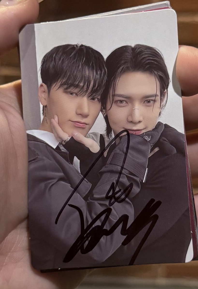 atzlegacy's tweet image. my last sansang pc for this tour and as usually they signed right on top of each other 🥹
#ATEEZTour #ATEEZ #ATEEZinChicago
#In_Your_Fantasy #ATEEZInYourFantasy