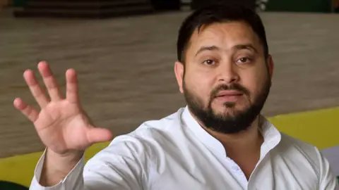 news_sprite's tweet image. तेजस्वी यादव ने एक तीर से दो निशाने किए हैं😃
तेजस्वी यादव ने बिहार में बढ़ रहे अपराध पर कमेंट करते हुए कहा कि
अपराध इतना बढ़ गया है कि अपराधी "विजय" और "सम्राट" हो चुके हैं, उन्होंने आगे कहा कि
चिराग पासवान जो इस पर सवाल उठा रहे हैं वह भी तो सरकार का ही अंग हैं।
तेजस्वी यादव…