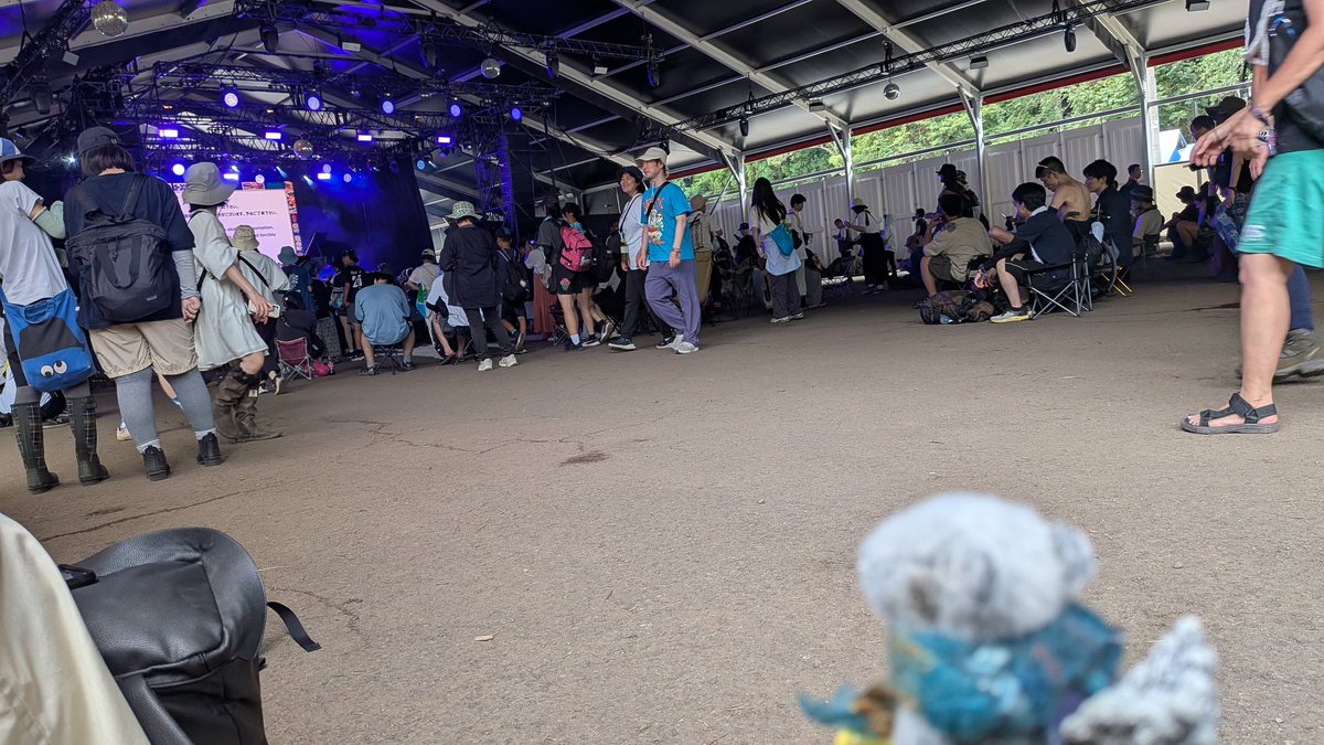 こんにちは、へえちゃんです
#フジロック 最終日です
レッドマーキーというステージの脇で変換中の様子を見ながら、お昼を食べました
昨日は大人数、猛暑、豪雨の3本立て大変でしたが、今日は過ごしやすいです