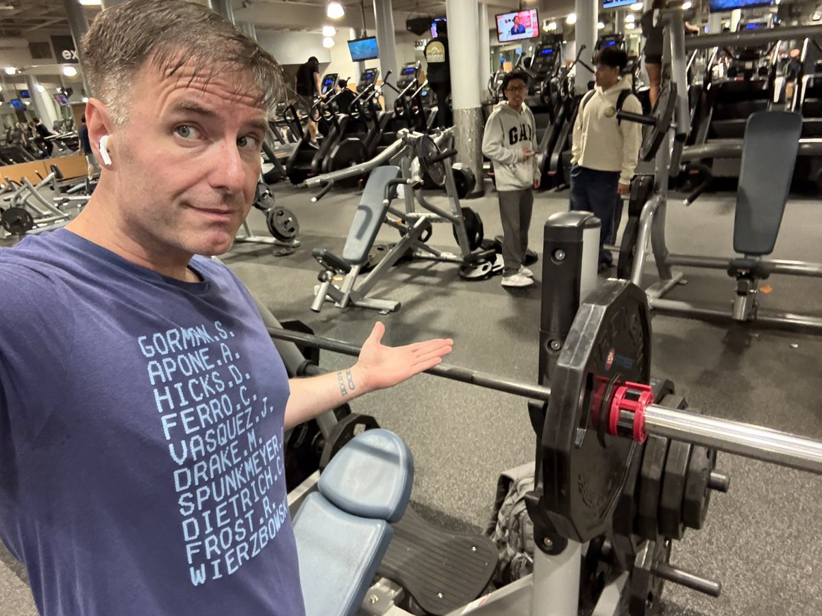 ShanghaiSix's tweet image. Night 937, #NightGymPlus

A story in two pictures.