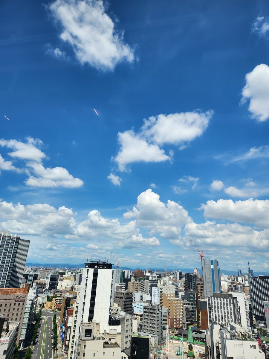 hug_yama's tweet image. 空に近いところでご飯食べてる。
台風のお陰で風が流れて少し涼しい。
