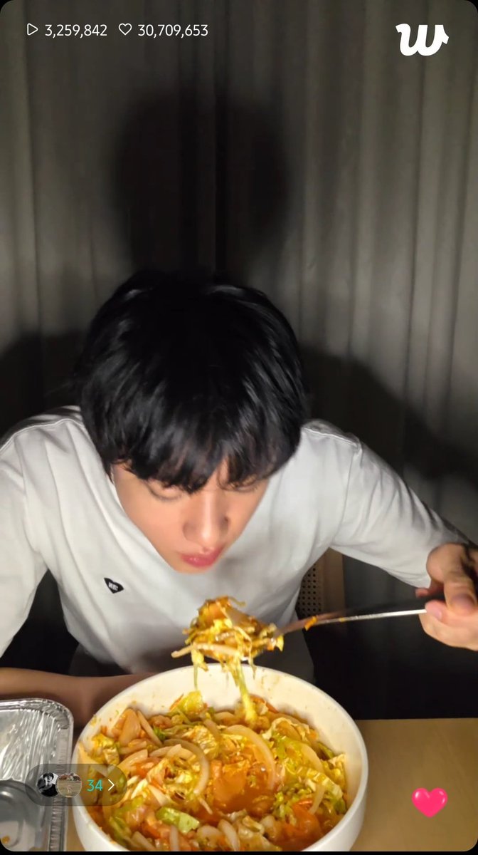 citruskook's tweet image. Kaya makan seblah nyemek bjir
