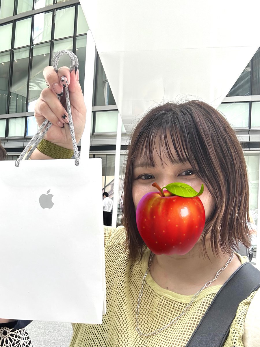 rainmaker0505's tweet image. 昨日Apple梅田オープンの御祝儀にAirPods4のケースを💕Tech 21のやつでストラップホールが付いてる&刻印が見えるクリアの物、わたしの条件を満たす唯一の子✨運命!