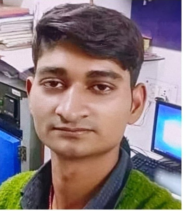 🔴 समस्तीपुर, बिहार से चौंकाने वाली घटना

एक ऑटो चालक सोनू कुमार की हत्या उसकी पत्नी स्मिता और उसके कथित प्रेमी द्वारा कर दी गई।

📚 प्रेमी एक टीचर था, जो सोनू के बच्चों को पढ़ाने आता था।
❗ सोनू ने दोनों को आपत्तिजनक हालत में पकड़ने के बाद विरोध किया था।
⚖️ आरोप है कि इसी कारण