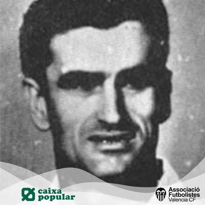 Comenzamos el día felicitando a Roberto Amarilla (1981) que hoy cumple 43 años y recordando a Paco Mateo, que  nos dejó un 27 de julio de 1979 a la edad de 62 años.  🙏🦇⚪⚫ #siempreenelrecuerdo #orgullososdevosotros #amunt #futbolistasvcf #llegendesdelsentiment