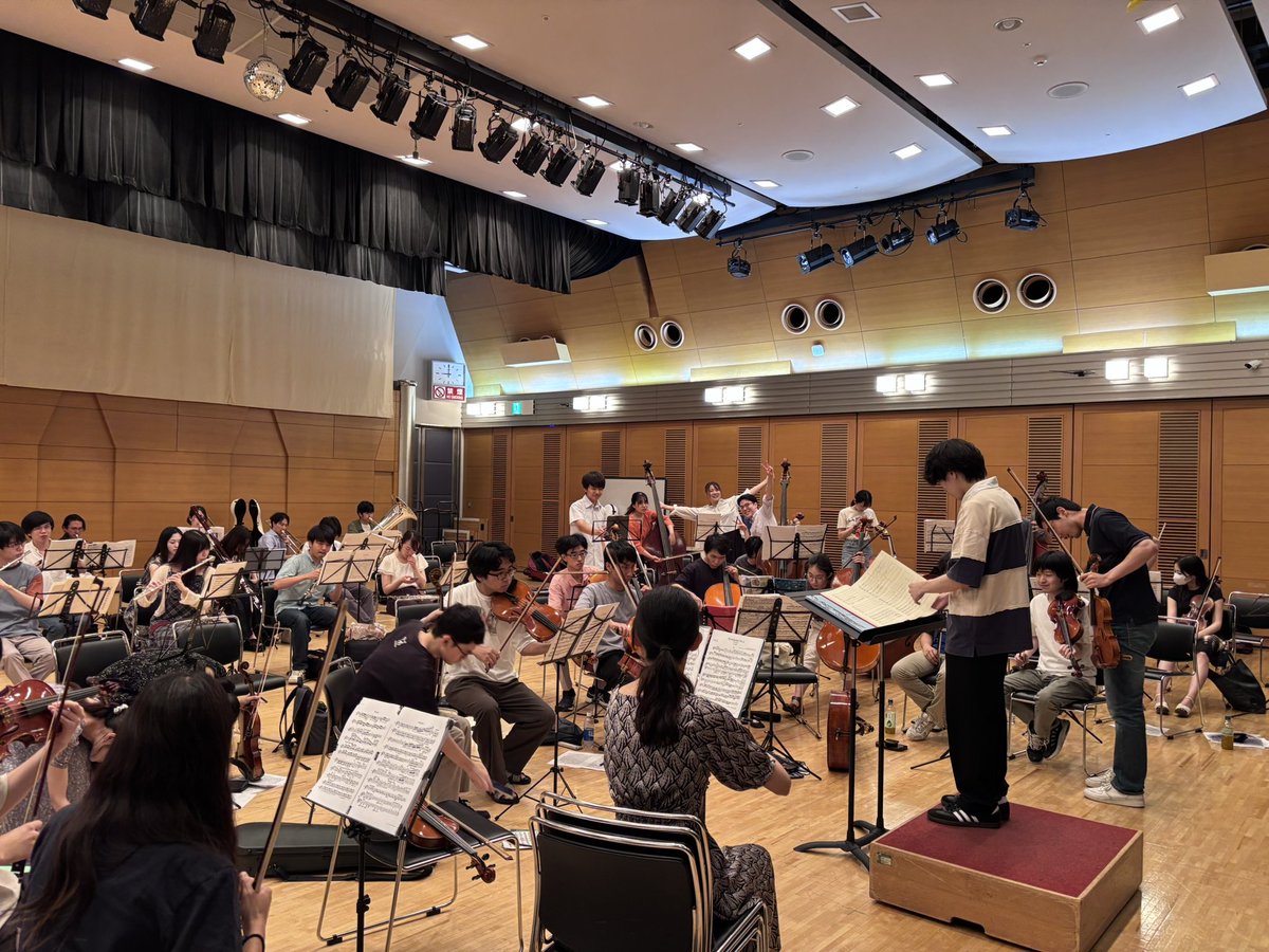 昨晩は2回目の全奏でした🎻
カメラに気づいてポーズしてる人もいますね📸

もう少しで8月ですが、気を引き締めて練習に励んでいきます🔥💪