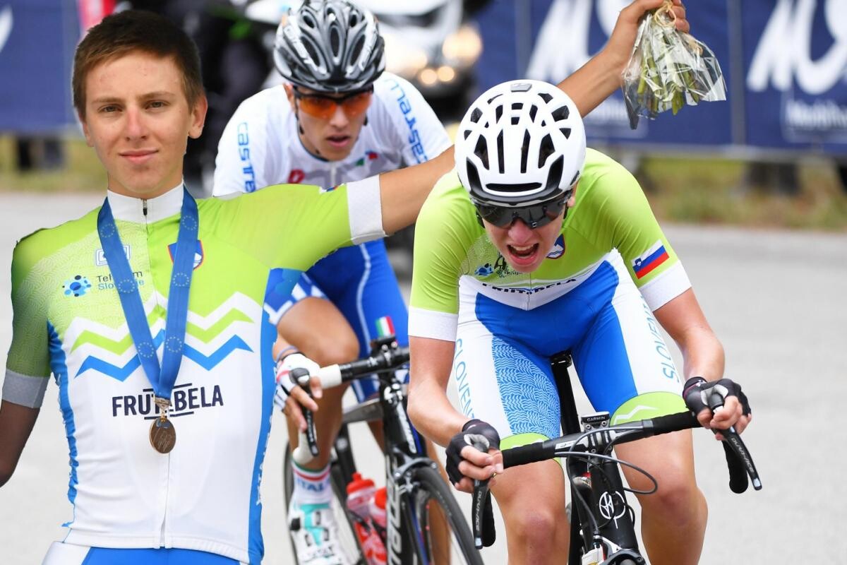lequipe's tweet image. De « coureur lambda » à celui qu'on « ne pouvait plus suivre »
Pas dominateur chez les jeunes, Tadej Pogacar n'était pas non plus totalement inconnu. Chaque année, il a progressé jusqu'à son explosion chez les professionnels. l.lequipe.fr/HiM