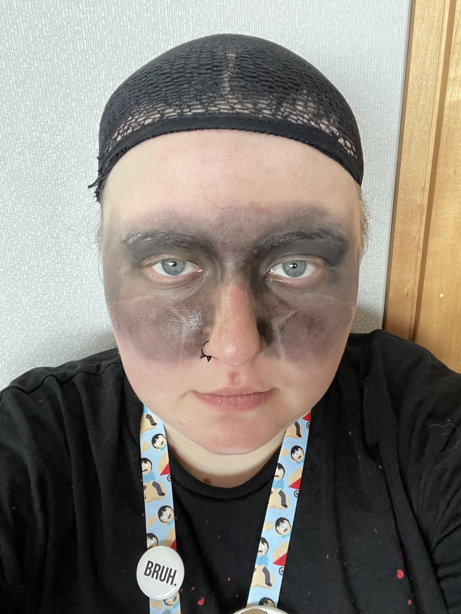 Diggin__'s tweet image. Mask vs no mask
I’m mad I forgot my red eye contacts 😭😭 it really makes the cosplay pop