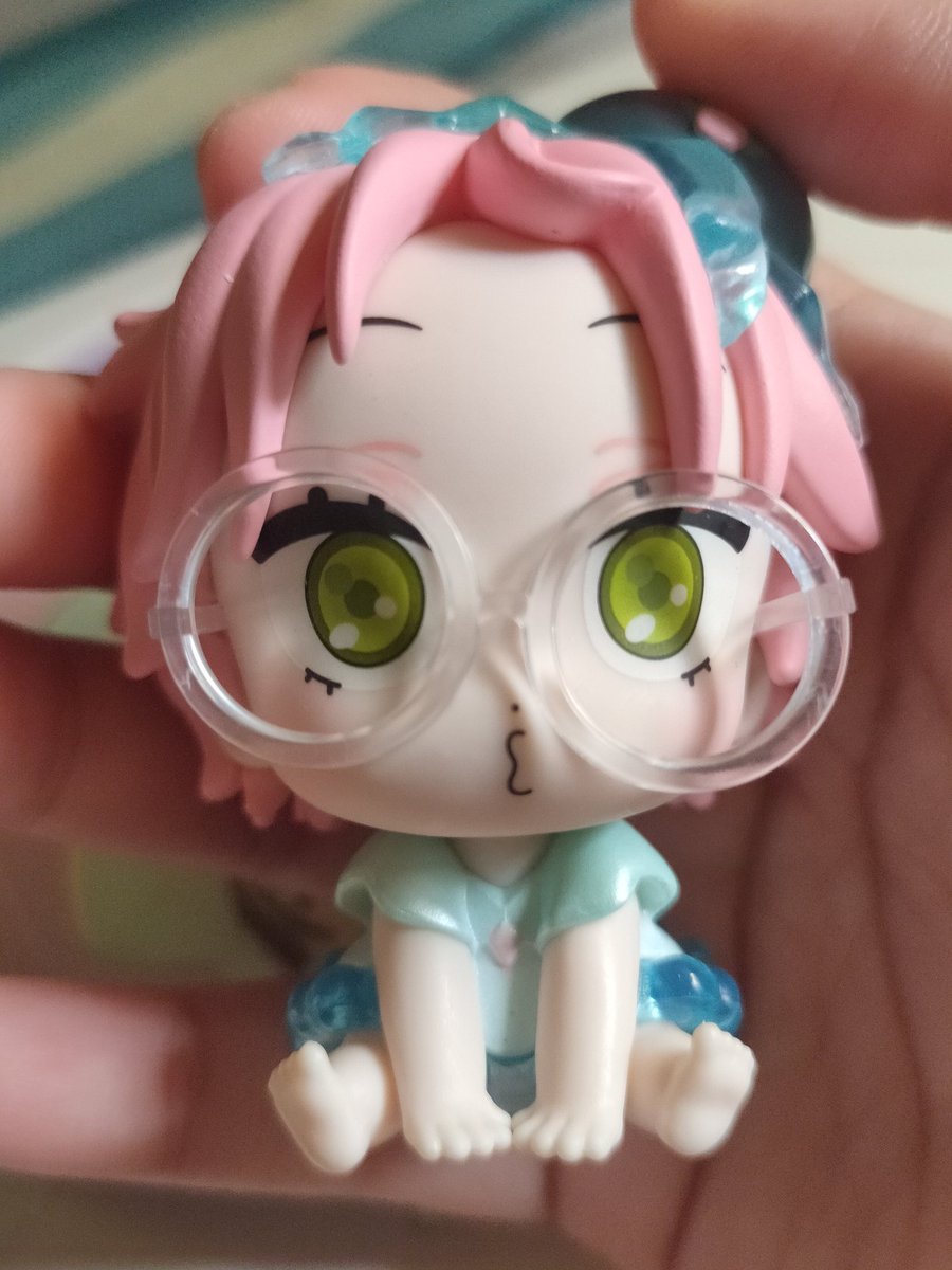 rubibiiii's tweet image. HER GLASSES IS SLANTED IT PMOOOOO