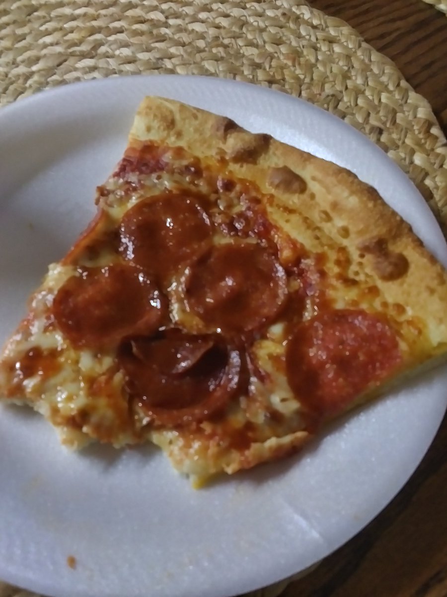 zer0_original's tweet image. Pizza with Tapatío (hot sauce) 😋