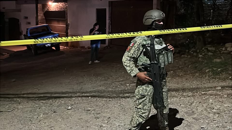 EditorMzt's tweet image. 🚨 Ejecutan a balazos a un hombre dentro de su domicilio en la colonia Adolfo López Mateos, Culiacán
📍 #Culiacán, #Sinaloa | #ÚltimaHora #Noticias