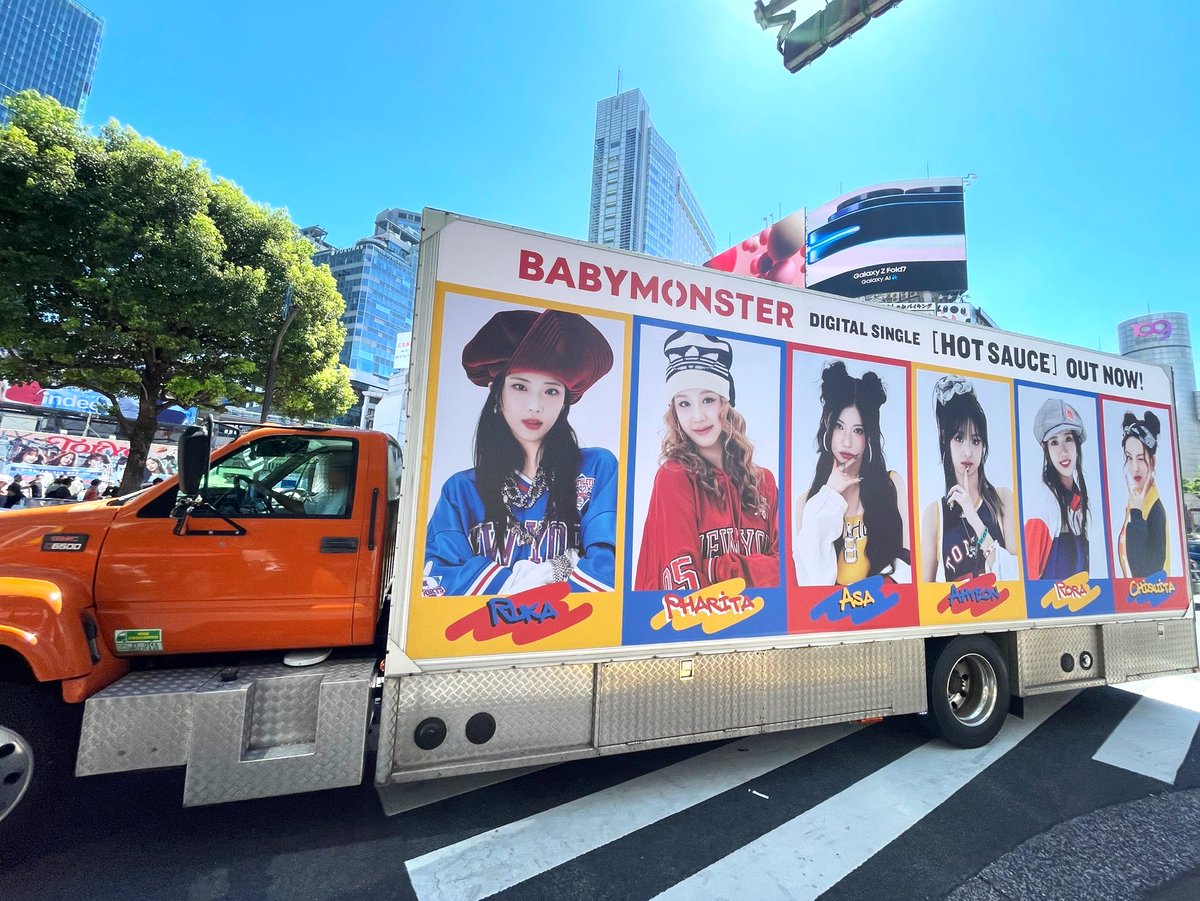_BABYMONSTER_JP's tweet image. [📢] #BABYMONSTER_INFO

⋰
#BABYMONSTER ‘HOT SAUCE’ 
アドトラックが都内を走行中🚌💨
⋱

🗓 走行期間
7/21(月)～8/3(日)13:00-19:00頃

見つけた方はぜひ
「#ベビモンみっけ」をつけて
投稿してくださいね📸💛

#ベイビーモンスター #베이비몬스터 #HOTSAUCE #YG