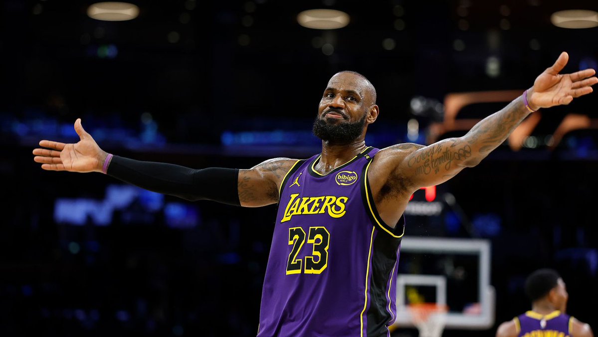 SleeperLakers's tweet image. Thoughts on another insane Bleacher Report mock trade? 🙄👇
Lakers receive: Utah forward Lauri Markkanen, plus combo forward De'Andre Hunter and wing Max Strus from the Cavs
Jazz receive: LeBron James, big man Maxi Kleber, guard Austin Reaves and forward Jarred Vanderbilt.