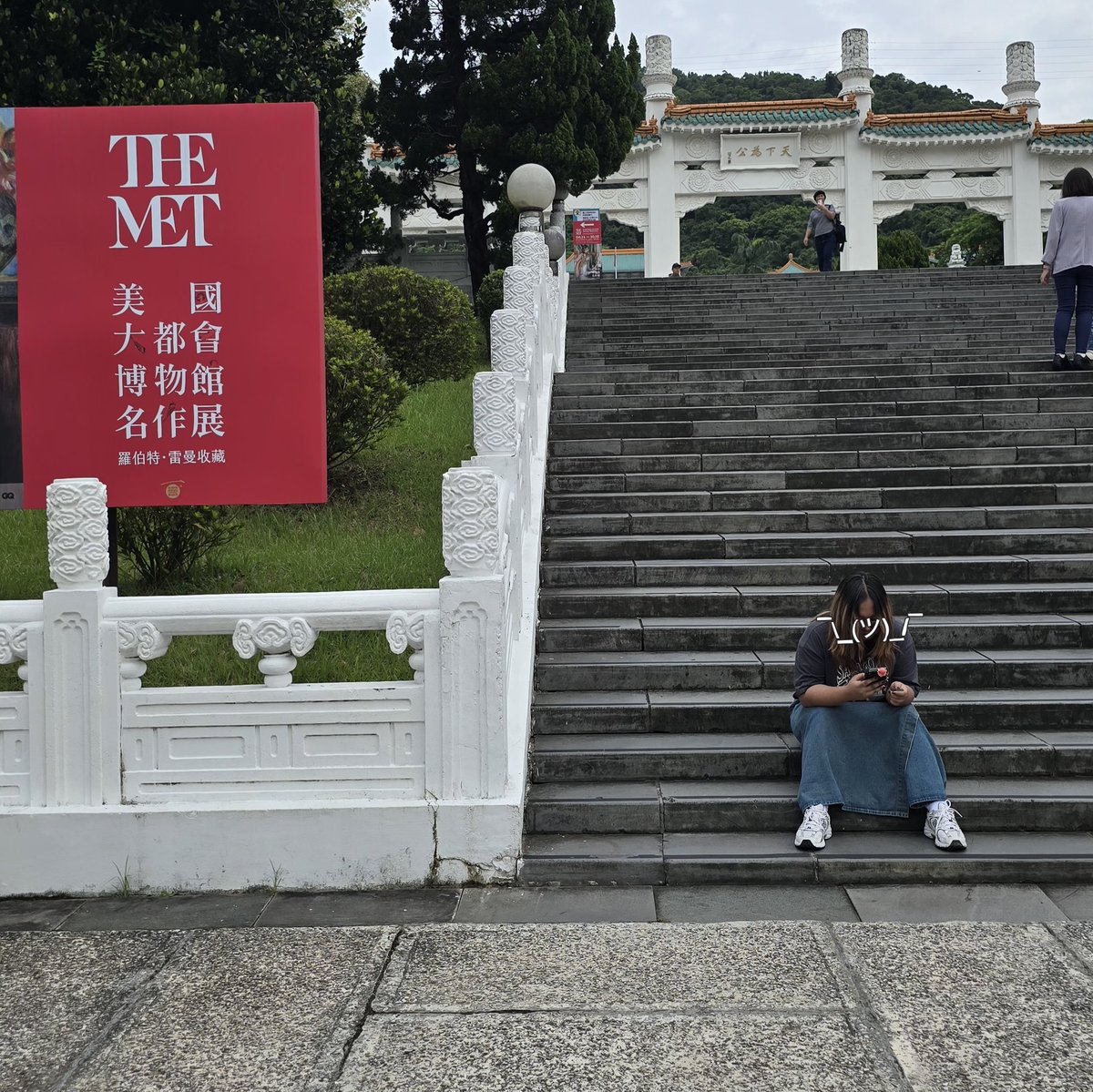 ujiiihae's tweet image. Traveled a whole hour to the National Palace Museum just to recreate this Vernon pic on the same stairs.
Tour sev sev in Taiwan yern??? ๐
