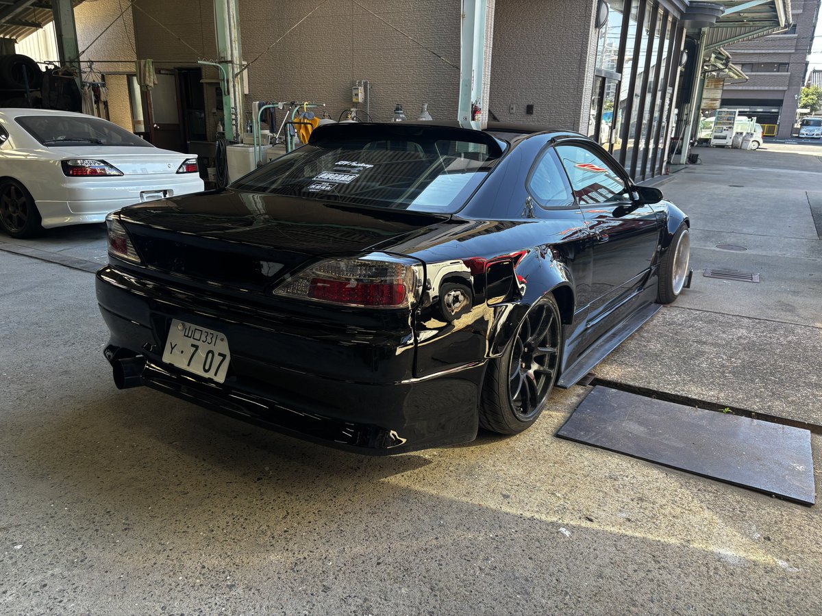 白色から黒色に全塗装した
気持ちいいくらいピッカピカ✨
作業依頼などあればお気軽にDMください！！