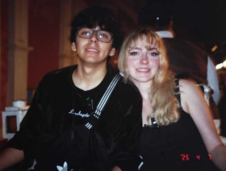 CHparaVTubers's tweet image. Pensar que Sylvee acepto a Daarick como novela cuando ella no aceptaba a nadie,el imbécil la conquisto compartiendo tiempo juntos, hubo muchas noches de juegos y risas, Sylvee siempre busco tener su foto perfecta junto a él, PERO este imbécil la cambia por una Chama Aborterade17