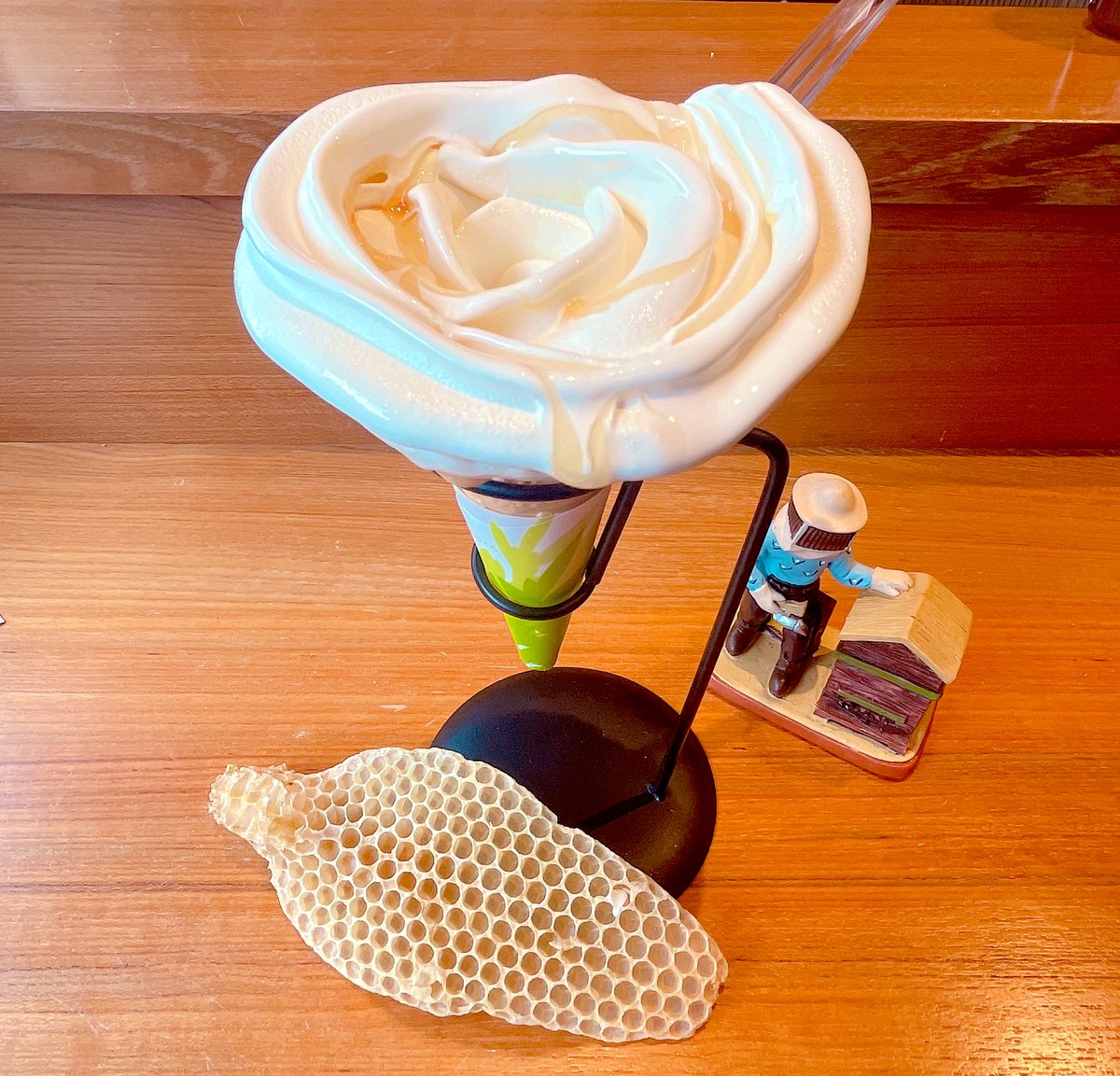 sky_hima26's tweet image. 日曜こんにちは🌻♪¨̮⑅

今日の #ランチ は
『#蒙古タンメン中本』さんの
🎐冷やし五目蒙古タンメン🍜🌶️
北極味玉＆水餃子𝒕𝒐𝒑𝒑𝒊𝒏𝒈✮⋆*
安定の美味しさ👍 ˎˊ-

#デザート は #秋葉原 にある
『🍯みつば養蜂あきばちさん🐝』
🌹バラの形のはちみつソフトクリーム🍦
これ大好きリピ確⋆⸜💛⸝‍⋆