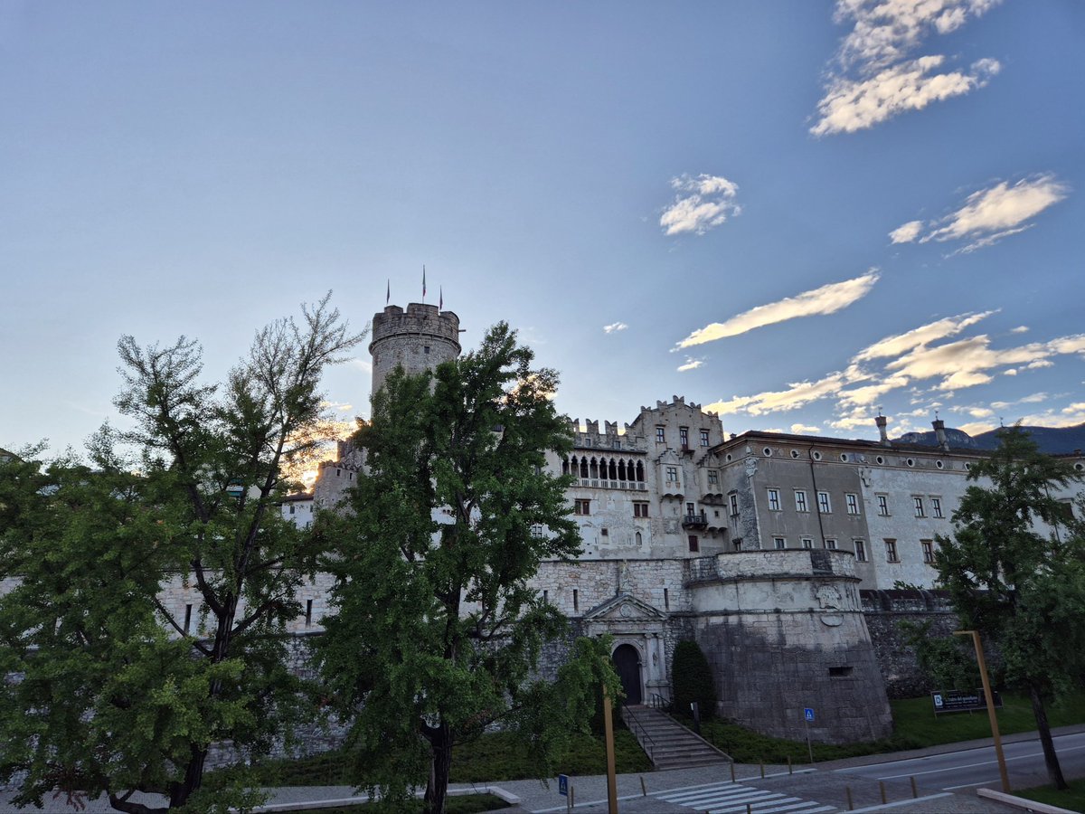 L'inizio di un nuovo giorno con vista castello.
Buona domenica.