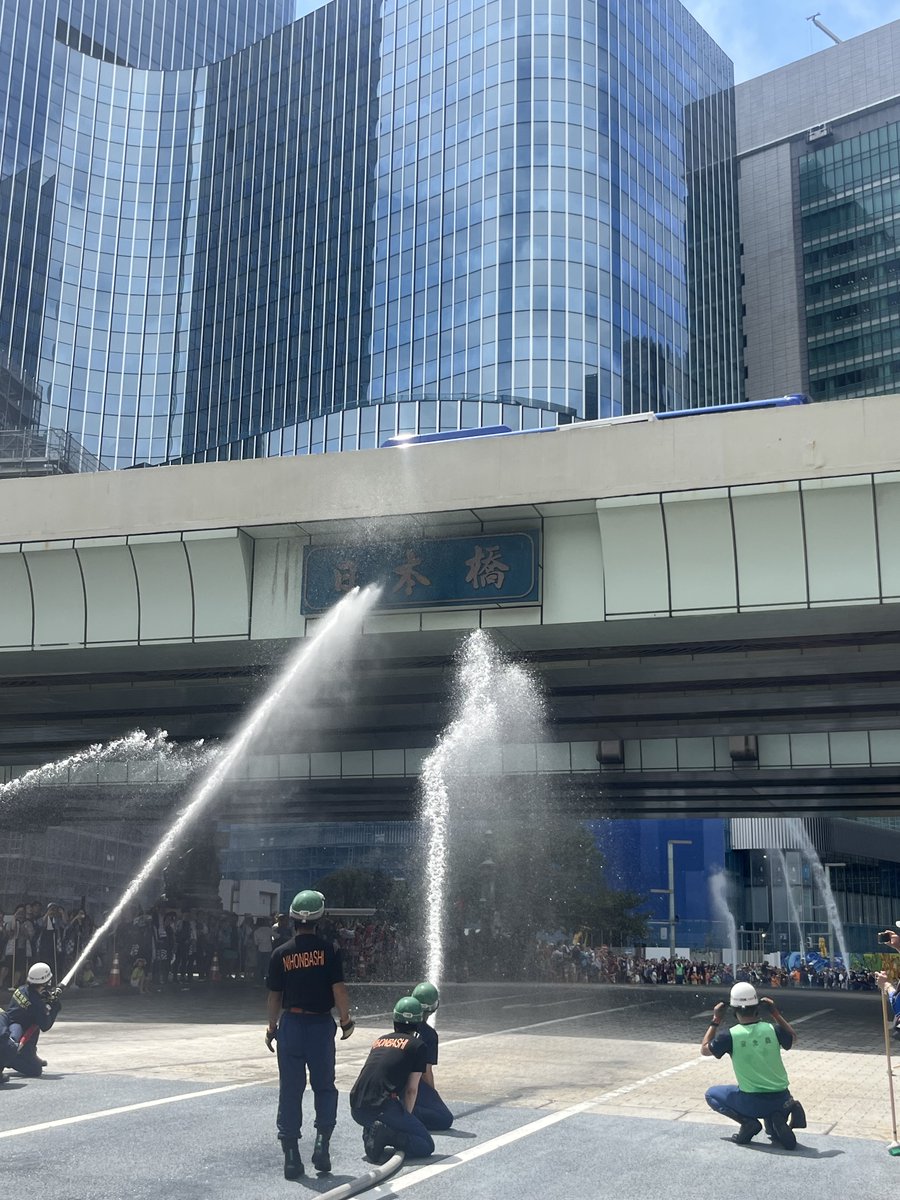 mitsukoshi_nh's tweet image. 第53回名橋「日本橋」橋洗い
地元町内会や学校、周辺企業の方々とともに、歴史ある日本橋をお掃除🧹
日本橋をデッキブラシでごしごしときれいにしてきました!消防車からの放水で「日本橋」と書かれた高速道路の銘板もさっぱり🌉