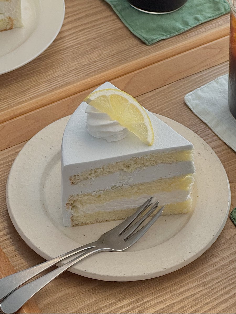 F00DFI5HTER's tweet image. 홍대/연남 바나나하루키

퓨어레몬케이크 존맛 여름의 맛도 맛있었다
언젠가 반드시 홀케이크로 퍼먹고 말겠어