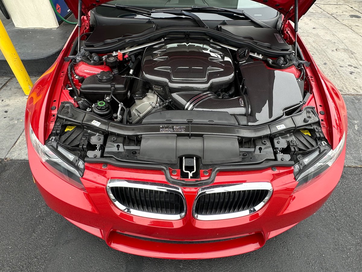 iHATEchris2's tweet image. Full carbon fiber plenum + intake &amp;amp; lid. Corsa catback exhaust. Southern California sunsets and a high-revving V8…drives like a dream in the canyons…but bad car because convertible. 

Ok. 👍🏽