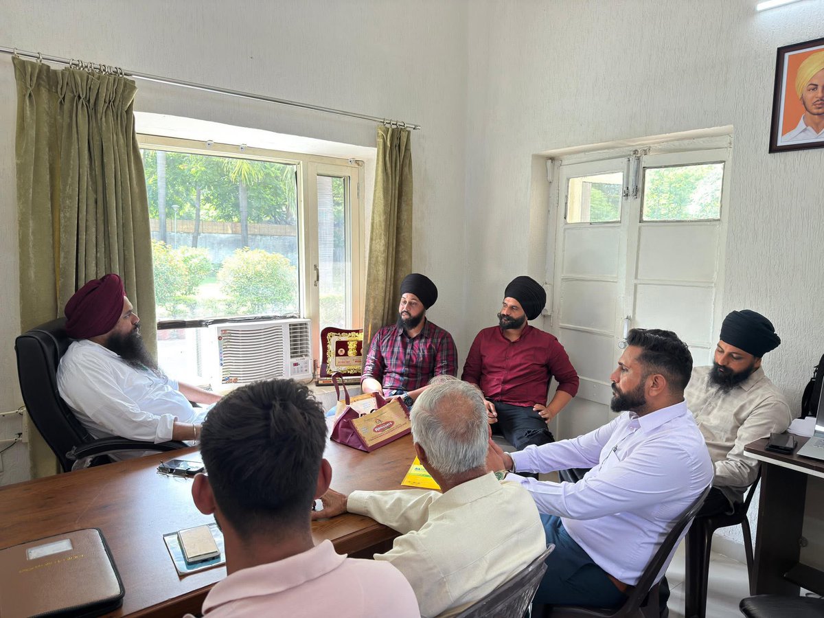 kang_malvinder's tweet image. ਅੱਜ ਲੋਕ ਸਭਾ ਹਲਕਾ ਸ੍ਰੀ ਅਨੰਦਪੁਰ ਸਾਹਿਬ ਦੇ ਵੱਖ-ਵੱਖ ਥਾਵਾਂ ਤੋਂ ਆਏ ਹਲਕਾ ਵਾਸੀਆਂ ਨਾਲ ਮੁਲਾਕਾਤ ਕਰਕੇ ਉਹਨਾਂ ਦੀਆਂ ਸਮੱਸਿਆਵਾਂ ਸੁਣੀਆਂ ਤੇ ਵਿਸ਼ਵਾਸ ਦਿਵਾਇਆ ਕਿ ਉਹਨਾਂ ਦੀਆਂ ਮੁਸ਼ਕਿਲਾਂ ਦਾ ਜਲਦ ਤੋਂ ਜਲਦ ਹੱਲ ਕਰਵਾਇਆ ਜਾਵੇਗਾ।
@AAPPunjab