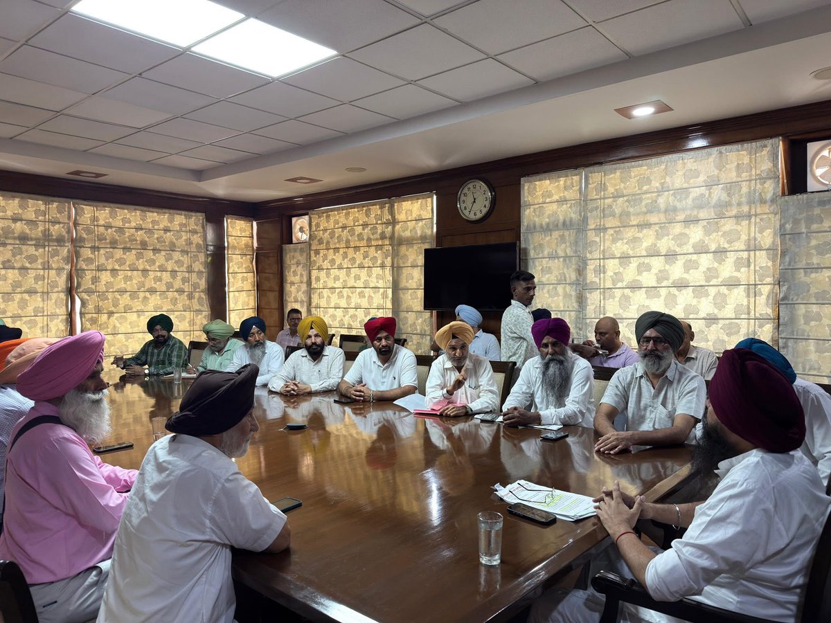 kang_malvinder's tweet image. ਅੱਜ ਲੋਕ ਸਭਾ ਹਲਕਾ ਸ੍ਰੀ ਅਨੰਦਪੁਰ ਸਾਹਿਬ ਦੇ ਵੱਖ-ਵੱਖ ਥਾਵਾਂ ਤੋਂ ਆਏ ਹਲਕਾ ਵਾਸੀਆਂ ਨਾਲ ਮੁਲਾਕਾਤ ਕਰਕੇ ਉਹਨਾਂ ਦੀਆਂ ਸਮੱਸਿਆਵਾਂ ਸੁਣੀਆਂ ਤੇ ਵਿਸ਼ਵਾਸ ਦਿਵਾਇਆ ਕਿ ਉਹਨਾਂ ਦੀਆਂ ਮੁਸ਼ਕਿਲਾਂ ਦਾ ਜਲਦ ਤੋਂ ਜਲਦ ਹੱਲ ਕਰਵਾਇਆ ਜਾਵੇਗਾ।
@AAPPunjab