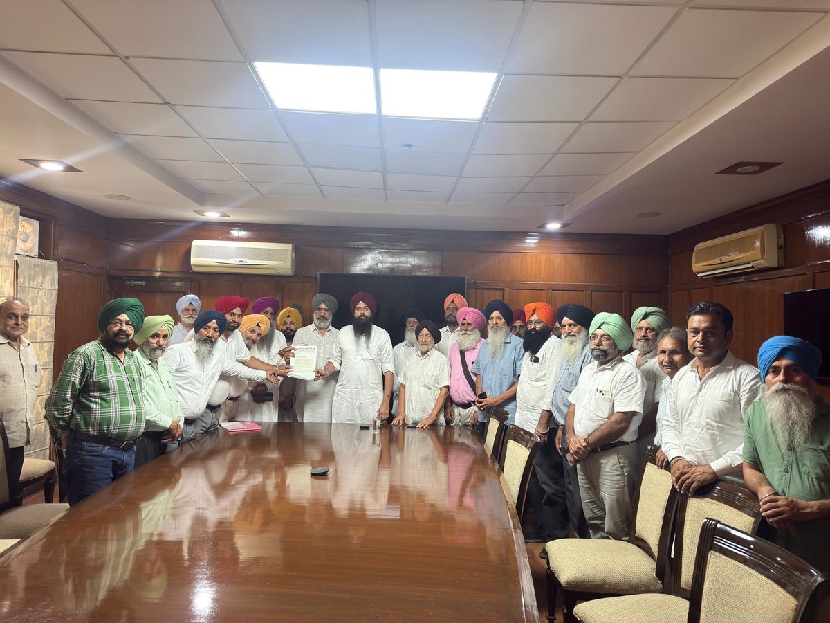 kang_malvinder's tweet image. ਅੱਜ ਲੋਕ ਸਭਾ ਹਲਕਾ ਸ੍ਰੀ ਅਨੰਦਪੁਰ ਸਾਹਿਬ ਦੇ ਵੱਖ-ਵੱਖ ਥਾਵਾਂ ਤੋਂ ਆਏ ਹਲਕਾ ਵਾਸੀਆਂ ਨਾਲ ਮੁਲਾਕਾਤ ਕਰਕੇ ਉਹਨਾਂ ਦੀਆਂ ਸਮੱਸਿਆਵਾਂ ਸੁਣੀਆਂ ਤੇ ਵਿਸ਼ਵਾਸ ਦਿਵਾਇਆ ਕਿ ਉਹਨਾਂ ਦੀਆਂ ਮੁਸ਼ਕਿਲਾਂ ਦਾ ਜਲਦ ਤੋਂ ਜਲਦ ਹੱਲ ਕਰਵਾਇਆ ਜਾਵੇਗਾ।
@AAPPunjab