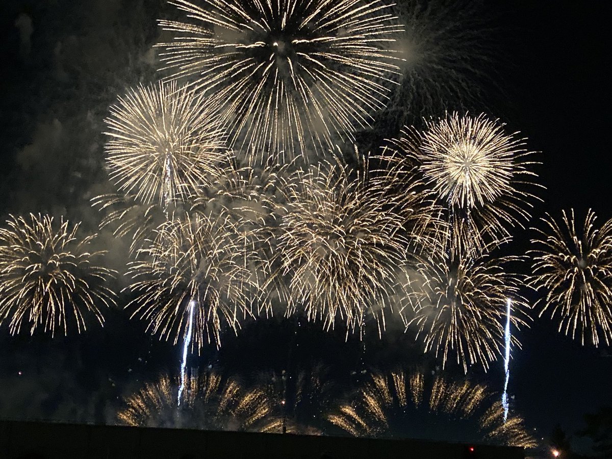 nekomarux's tweet image. 昨夜は花火大会でした。スーパーが屋上駐車場を開放してくれたお陰で良い場所からかぶりつきで見られました🙏
今年はハートや土星などを象った「型物」と呼ばれる花火が出色でした。「ヒョロヒョロ〜」と間抜けな音で打ち上がったと思ったら空いっぱいにタコ🐙が広がり、思わず笑ってしまいました😂