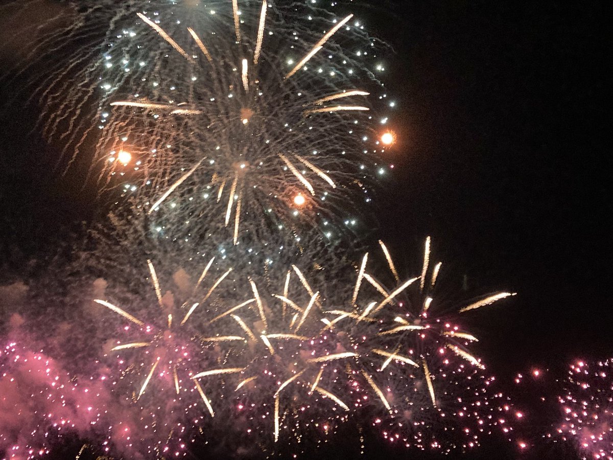 nekomarux's tweet image. 昨夜は花火大会でした。スーパーが屋上駐車場を開放してくれたお陰で良い場所からかぶりつきで見られました🙏
今年はハートや土星などを象った「型物」と呼ばれる花火が出色でした。「ヒョロヒョロ〜」と間抜けな音で打ち上がったと思ったら空いっぱいにタコ🐙が広がり、思わず笑ってしまいました😂