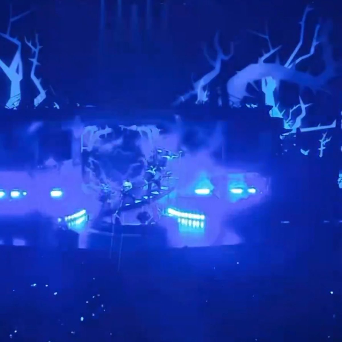 bloomthisway's tweet image. anyone else think the white thorns during applause are a callback to 2013 VMAs?