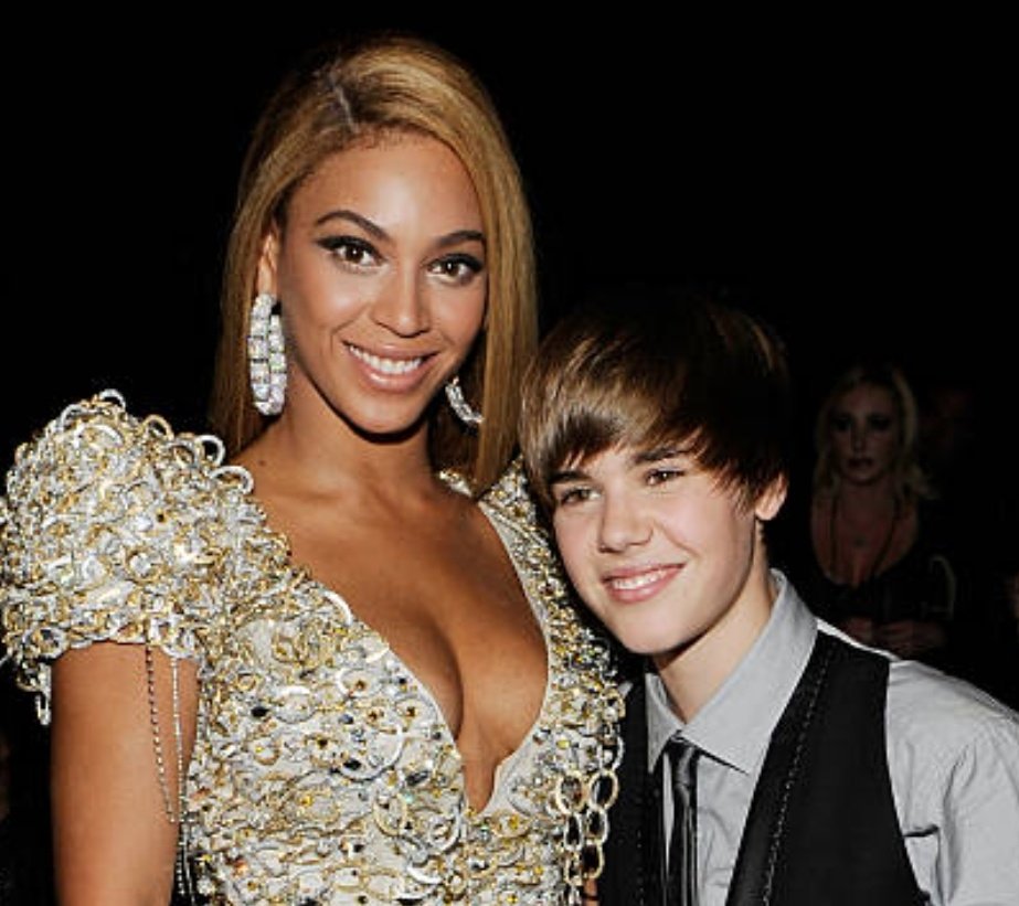 37Lemons's tweet image. 52nd Grammy Awards
2010

1) MTF Beyonce &amp;amp; girl Justin Bieber
2) Beyonce&apos;s male gait
3) with another guy Rihanna 
4) Mr. Celine Dion