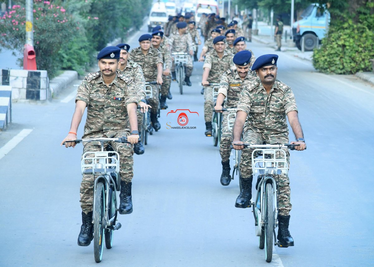 DailyExcelsior1's tweet image. #Srinagar : As part of the Khelo India Scheme’s Fit India initiative spearheaded by the Ministry of Youth Affairs and Sports, a Cycle Campaign was organised by Srinagar Sector CRPF from Lal Chowk Clock Tower to SKICC Srinagar today. CRPF officers and personnel participated in the…