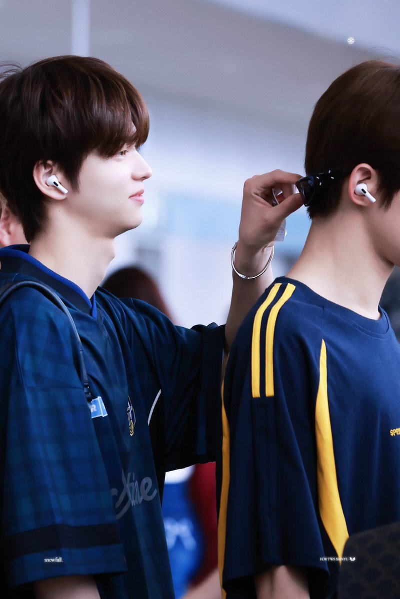 snowfall1107's tweet image. 250727 SDJ
경민이 준 젤리도 지훈이 쓴 선글라스도 다 신난다~
#TWS #투어스 #247WithUs
#SHINYU #신유 #신정환