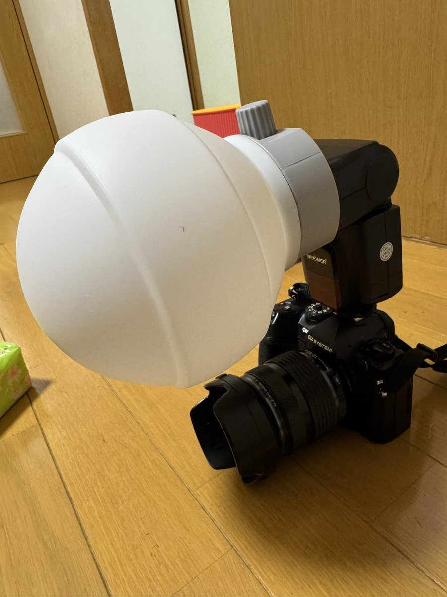 shiikumemo's tweet image. 会社の同僚の真似をしてゴドックスのシリコンのディフューザーを購入しました
折りたたみ出来るし少々雑に扱っても大丈夫
アダプターが3つ同封されていて、様々なストロボの形に対応できそう
暫くこのセットで撮影してみようと思います