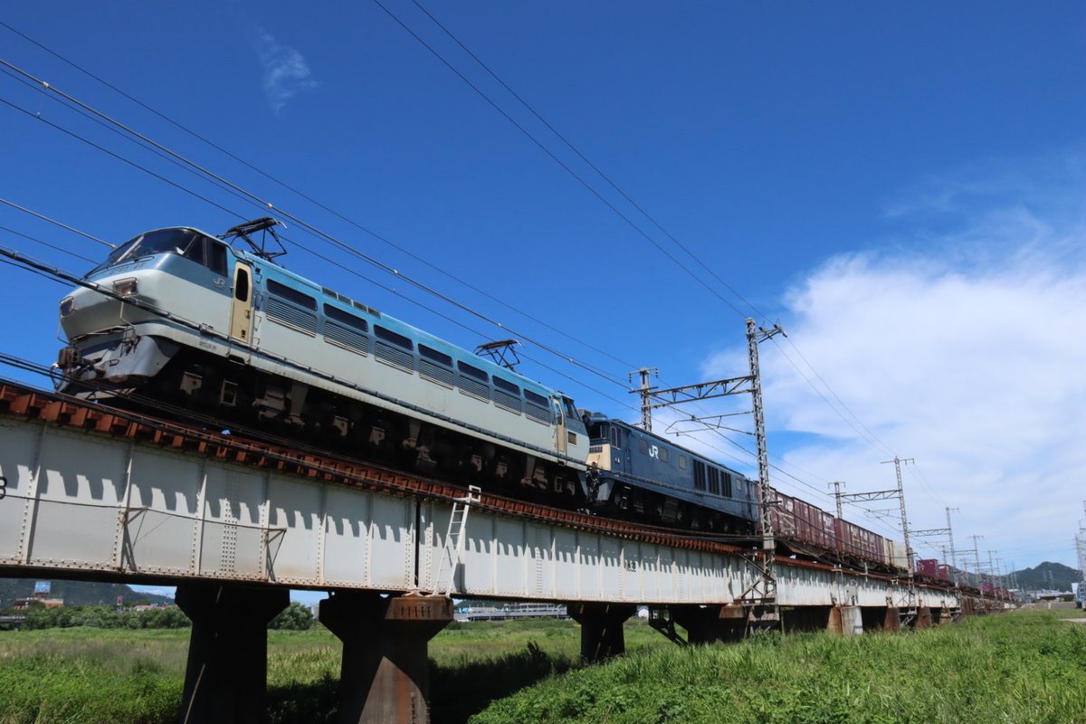 2077レ
EF66 125(代走)+ムドEF64 1042は7月27日(日)13時42分ごろ御着、東姫路駅間の市川橋梁を通過しました。
今日も憎らしいほどの澄んだ青空が広がっています。