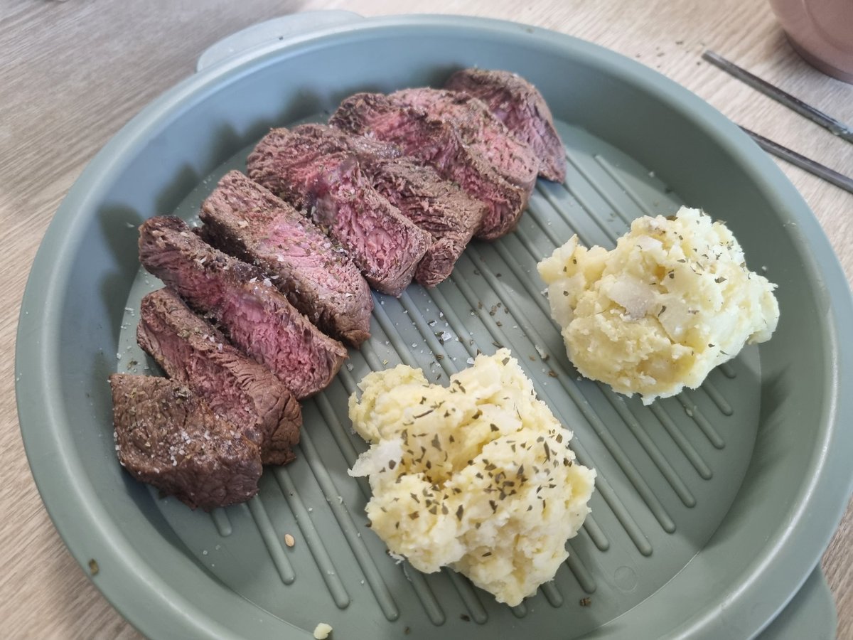 어제 놀러간 곳에서 먹고 스테이크 한덩이 선물 받았시유~
에프에 데워서 바깥양반이랑 같이 먹었시유~
어제만은 당연히 못허긴 한데 두툼헌 소고기 먹어서 좋아유~