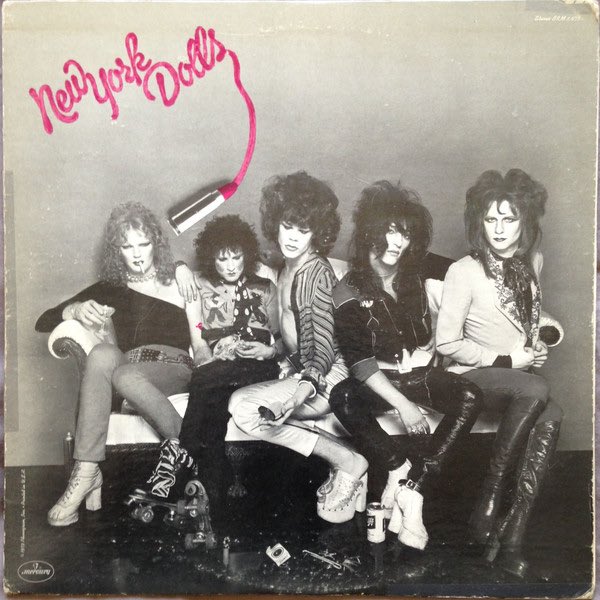 RockOthers's tweet image. #AlmanaccoRock by @FabioLisci
#OnThisDay #NewYorkDolls
27 luglio 1973 – I New York Dolls pubblicano l’omonimo album di debutto
Prodotto da Todd Rundgren, New York Dolls è un’esplosione elettrica che mescola glam, proto-punk, ironia e devastazione urbana. Chitarre sgangherate,…