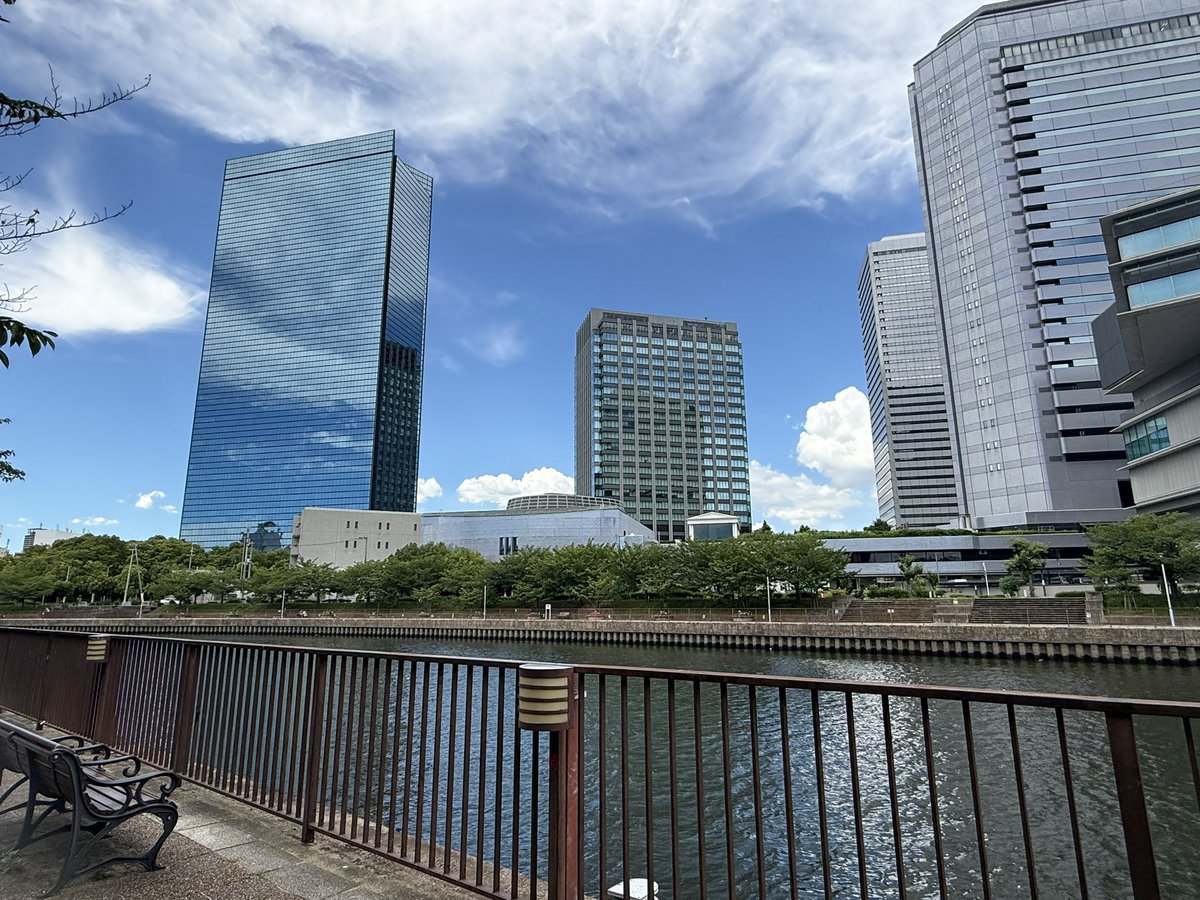 uchimue's tweet image. なんだかんだ暇なのでプラプラ散歩
カワセミがいるらしいと聞いたけど流石にこの昼間じゃいないかな？

青く光る窓に近未来的なカッコよさを感じます