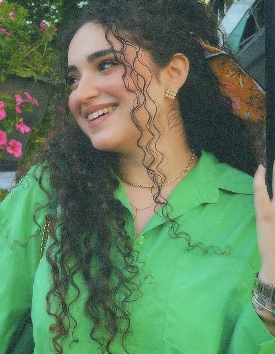 S_HajjS's tweet image. سیدنا لقمان علیہ سلام کہتے ہیں
"میں نے زندگی میں مختلف دواؤں سے
لوگوں کا علاج کیا
مگر اس طویل تجربے کے بعد میں نے سیکها
کہ انسان کے لیے بہترین دوا
محبت اور عزت ہے"
کسی نے پوچها
"اگر یہ اثر نہ کرے تو.....؟"
لقمانؑ مسکرائے اور بولے
"تو دوا کی مقدار بڑها دو.