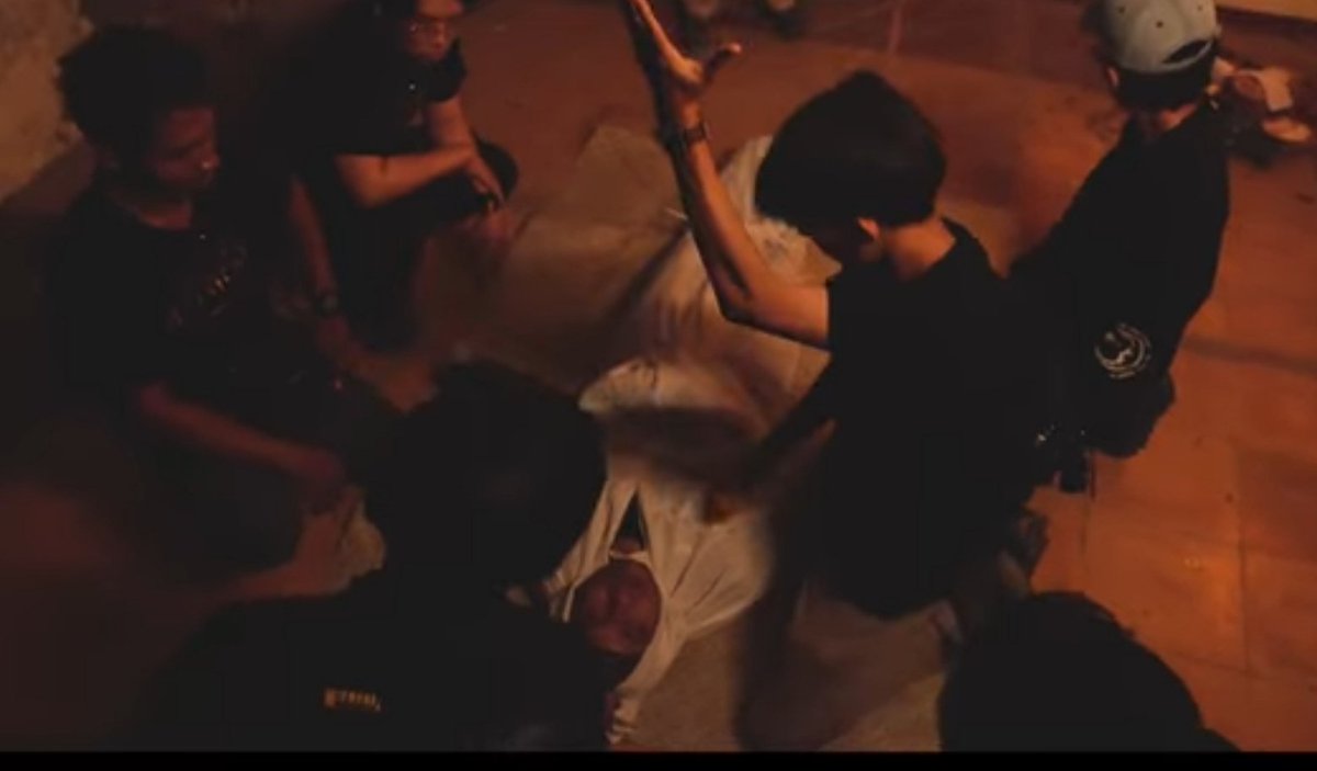 Kamar demi kamar kami masuki, dan apa yg kami temui cuma pocong gantung yang mengawasi kami.

Mereka datang dr satu tempat kos yang menjadi sarang mereka, dimana tumbal rego nyowo yang memakan korban anak kos harus dituntaskan.
#RegoNyowo #RegoNyowoTheCreators #FilmRegoNyowo