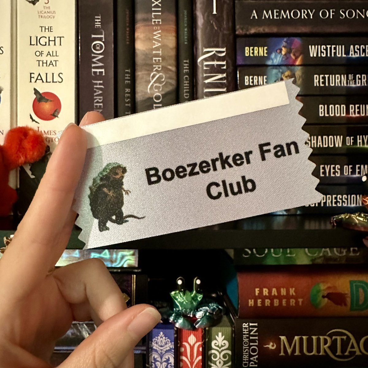 the_book_hermit's tweet image. Since the grand reveal happened tonight on @mike_mollman’s Bald & Balding livestream, I figured I can now reveal here.
Behold.
The Boezerker Fan Club badge ribbon.
Available via me at WorldCon.