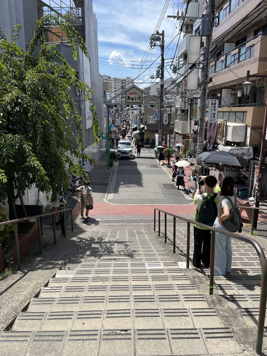 sugar_su's tweet image. 昨日は千駄木で鑑定でした。いらした方々がみな冥王星がきいた方ばかりで、ゴゴゴゴゴゴゴゴと聞こえない効果音が響いているかのようだった。今日はとなりの谷中に墓参り。夏休みだからか、商店街以外は水を打ったように静かでした。